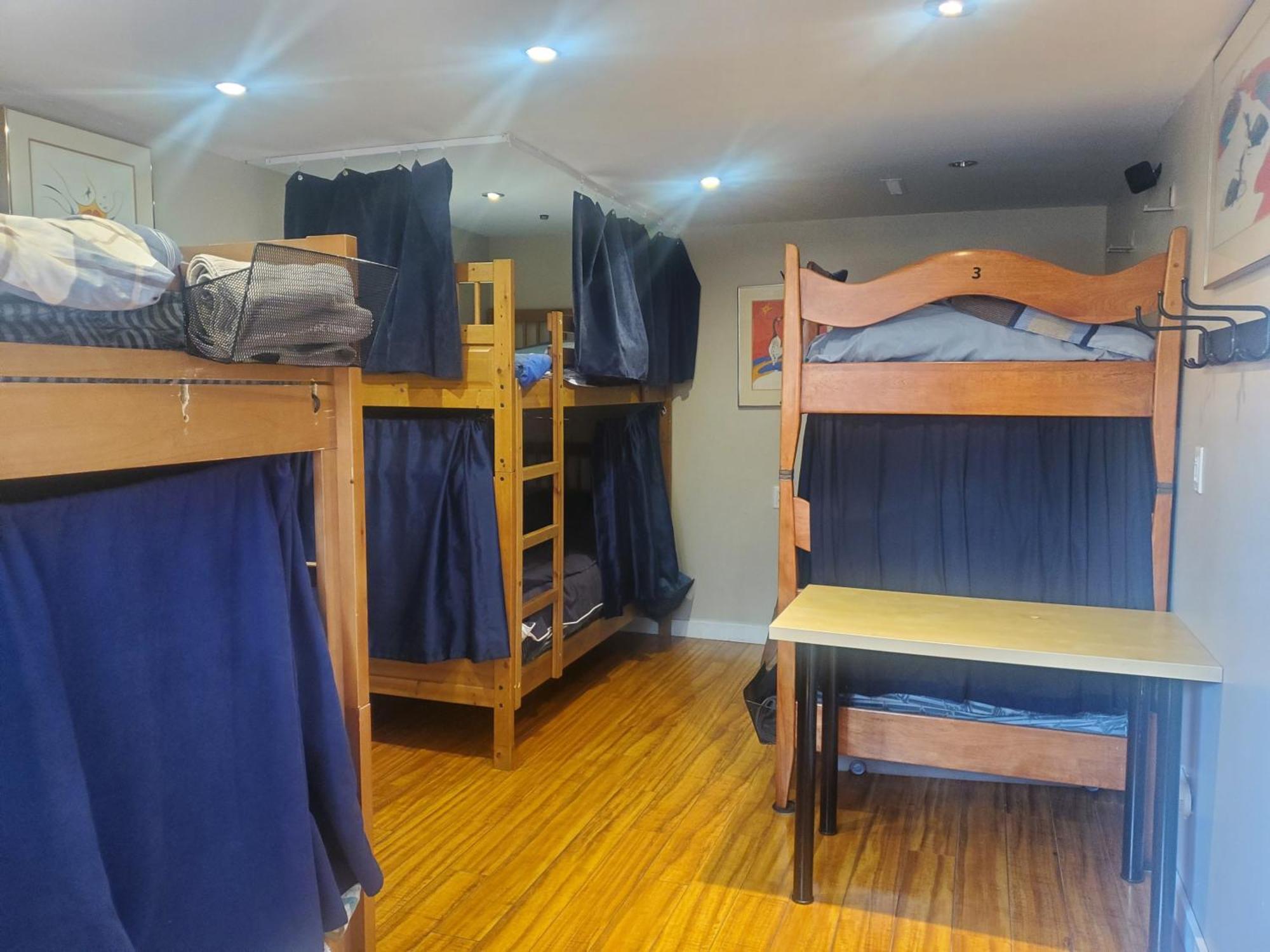 The Calgary Hub Hostel Style Home Bagian luar foto